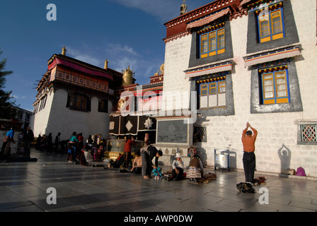 Pèlerins tibétains se prosternant devant Temple du Jokhang à Lhassa, Tibet, Chine, Asie Banque D'Images