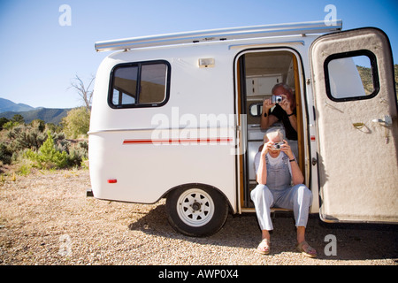 Couple taking photos de leur bande-annonce Banque D'Images