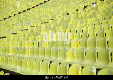 Sièges vert dans un stade de football Banque D'Images