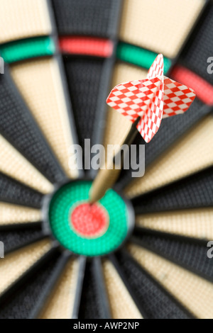 Dart coincé dans un jeu de fléchettes, bullseye Banque D'Images
