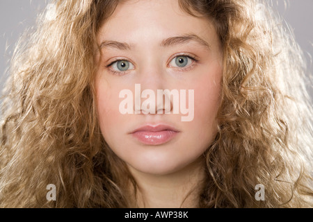 Portrait d'une jeune femme aux cheveux bouclés Banque D'Images