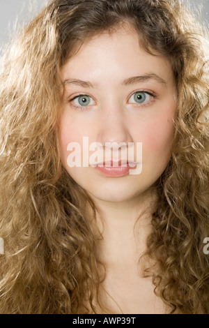 Portrait d'une jeune femme aux cheveux bouclés Banque D'Images