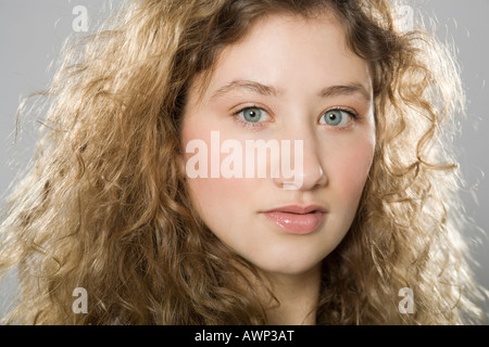 Portrait d'une jeune femme aux cheveux bouclés Banque D'Images