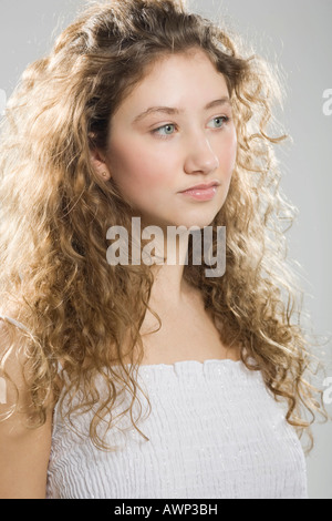 Portrait d'une jeune femme aux cheveux bouclés Banque D'Images