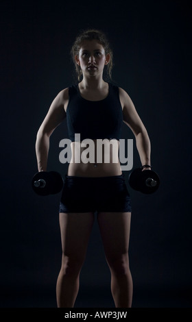 Young woman working out with dumbbells Banque D'Images