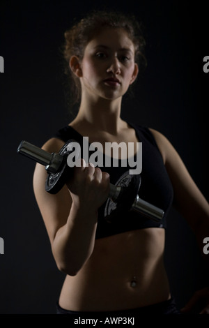 Young woman working out with dumbbells Banque D'Images