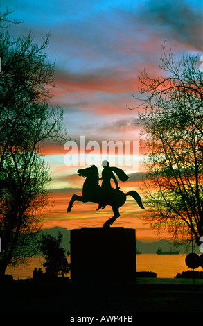 Staue de equestrian Alexandre le Grand tourné au coucher du soleil en front de mer de Thessalonique, Thessalonique, Grèce Banque D'Images