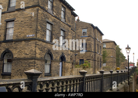 Maisons en terrasse et garde-corps ; Albert exposée à Saltaire West Yorkshire Banque D'Images