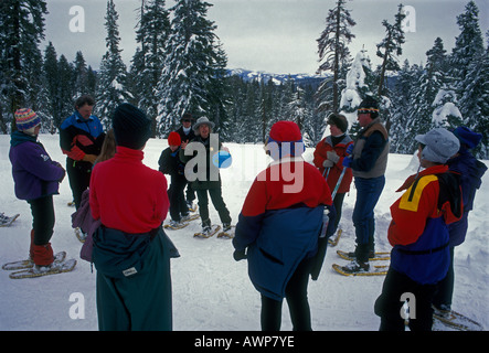 Les gens, raquette, Badger Pass Ski Area, Yosemite National Park, Californie Banque D'Images