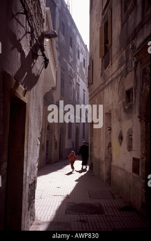 La Médina dans la station touristique de Maroc Essaouira Mogador l'enfant et sa mère en alley Banque D'Images