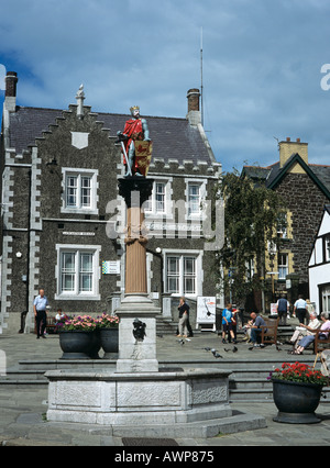 LANCASTER SQUARE avec statue de Llywelyn ap Iorwerth dans la vieille partie de la ville médiévale de Conwy Llandudno North Wales UK Banque D'Images