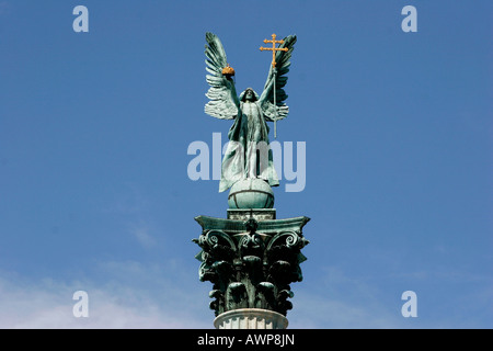 L'Archange Gabriel sur la colonne du monument du millénaire à la Place des Héros, dans sa main la Sainte Couronne de Hongrie et la Banque D'Images