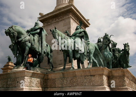 La sculpture équestre du prince Árpád et six autres chefs tribaux hongrois au mémorial du millénaire à la Place des Héros Banque D'Images