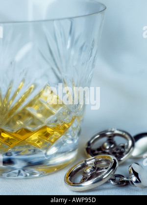 Un tir de single malt whisky dans une coupe de cristal de verre de whisky à côté du tumbler hommes Volant Liens brassard pour illustrer le concept d'entraînement de ne pas boire. UK Banque D'Images