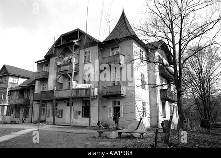 Vieille maison Zakarpattia Morshin source du village déprimé câble sale line road tree cottage chambre balcon toit mauvais Banque D'Images