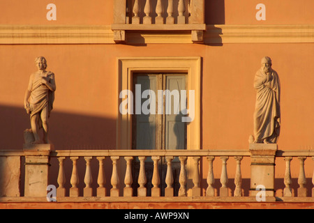 Des statues dans la vieille partie de la ville, Cagliari, Sardaigne, Italie, Europe Banque D'Images