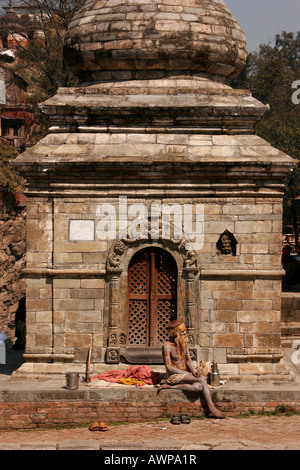 Sadhu assis en face de temple de Pashupatinath, Shiva, Katmandou, Népal, Asie Banque D'Images