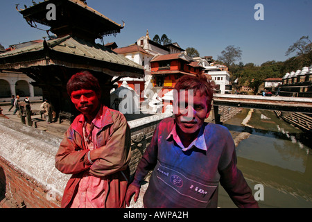 Célébrations en l'honneur de exubérante, Pashupatinath personnes jeter l'eau et teint poudre sur chaque autre, Katmandou, Népal, Asie Banque D'Images