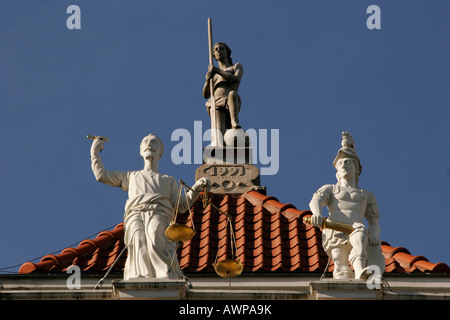 Statues sur un bâtiment près du marché dans le centre-ville historique de Gdansk, Pologne, Europe Banque D'Images