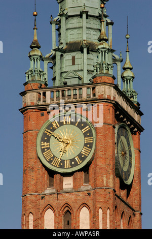 L'Hôtel de Ville, tour de l'horloge dans le centre-ville historique de Gdansk, Pologne, Europe Banque D'Images
