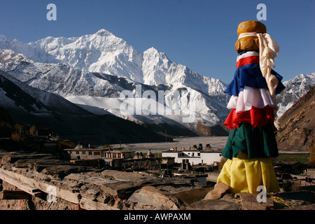 Vue sur le toit du temple à Kagbeni, un petit village de montagne le long de la célèbre piste de Jomsom, Kagbeni, Népal, Asie Banque D'Images