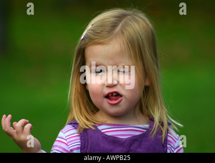 Cute little girl pulling funny face Banque D'Images