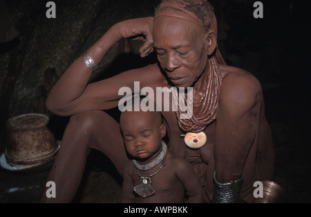 Femme Himba avec bébé, la Namibie, le Kaokoveld Banque D'Images