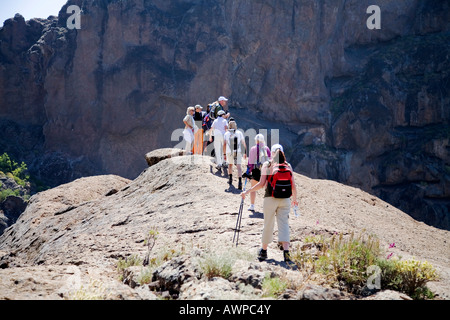 Randonneurs sur la Roque Nublo, sur Gran Canaria, Îles Canaries, Espagne Banque D'Images