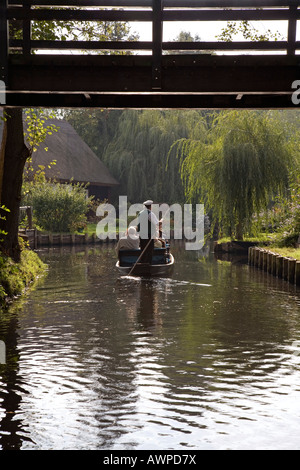 Les touristes, barque sur la rivière Spree dans la forêt de Spreewald (Spree), Lehde, Brandebourg, Allemagne, Europe Banque D'Images