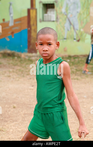 Garçon qui pose pour une photographie à une cour à La Havane, Cuba, Caraïbes Banque D'Images