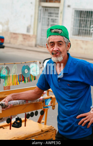 Homme âgé qui vend de la crème glacée d'un pousse-pousse, La Havane, Cuba, Caraïbes Banque D'Images