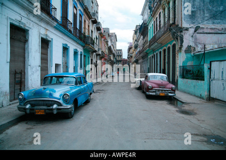 Vintage voitures garées dans une rue de La Havane, Cuba, Caraïbes Banque D'Images