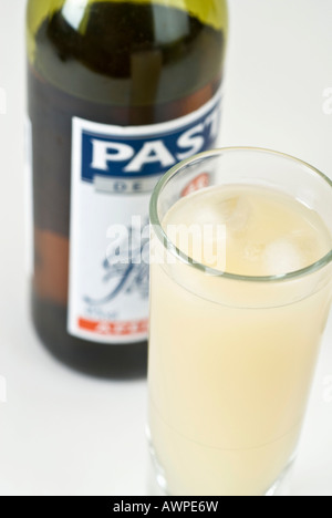 Pastis mélangé avec de l'eau et des cubes de glace Banque D'Images