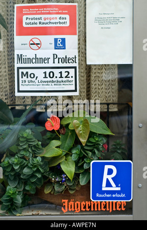 Affiche annonçant une manifestation organisée contre la ville interdit le tabagisme prenant effet le 1 janvier 2008, publié sur une fenêtre bar en nous Banque D'Images