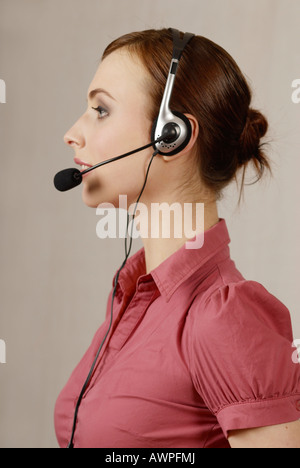 Jeune femme avec casque Banque D'Images