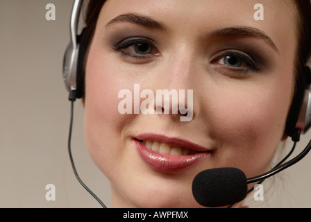 Jeune femme avec casque Banque D'Images