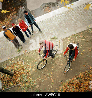 Les jeunes, deux pour aller à bicyclette, elevated view Banque D'Images
