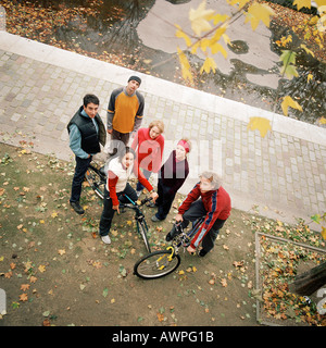 Les jeunes, avec deux motos, elevated view Banque D'Images