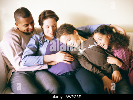 Couple et enfants sitting on sofa Banque D'Images