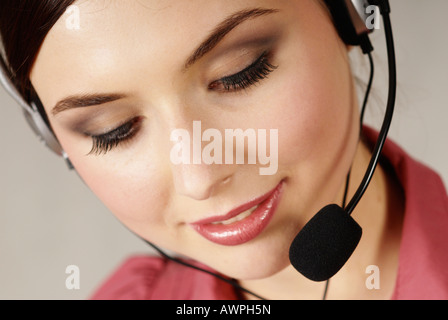 Jeune femme avec casque Banque D'Images