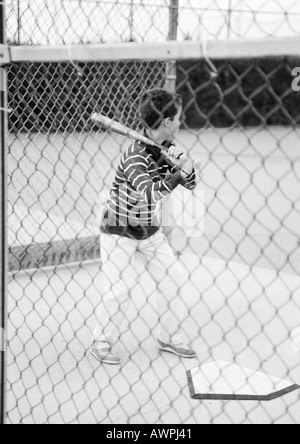 Boy holding Baseball bat, vue arrière, B&w Banque D'Images