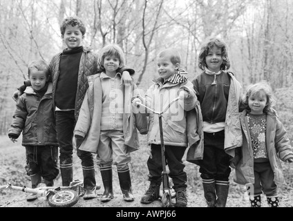 Les enfants côte à côte dans la forêt, b&w Banque D'Images