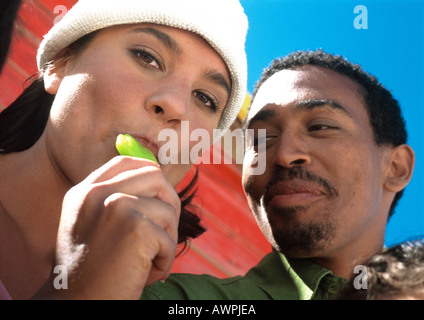 L'homme et de la femme, woman eating ice cream, close-up, low angle view Banque D'Images