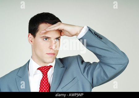 Jeune homme d'affaires regardant droit devant Banque D'Images