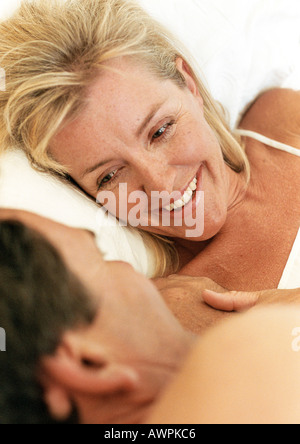 Couple Lying in Bed face à face, close-up Banque D'Images