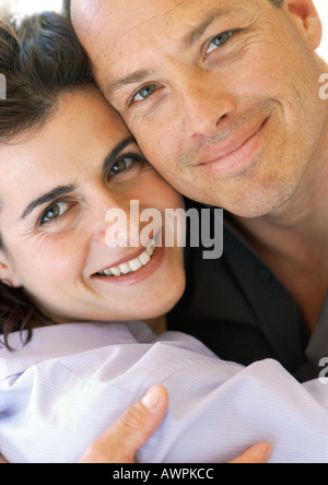 Couple hugging, close-up Banque D'Images