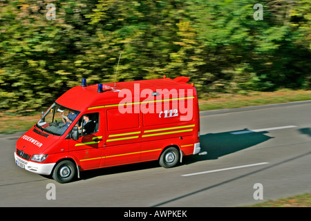 L'ambulance d'urgence dans l'exercice de leurs fonctions, Bavière, Allemagne Banque D'Images