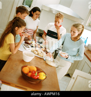 Les jeunes autour de collations dans la cuisine table Banque D'Images