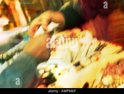 Mains d'échanger de l'argent dans le marché, blurred Banque D'Images