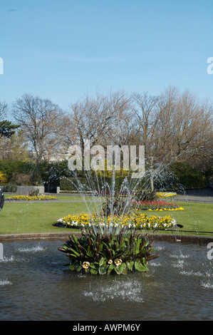 Une fontaine à St Stephen's Green Park de Dublin Irlande avec un étang en dessous Banque D'Images